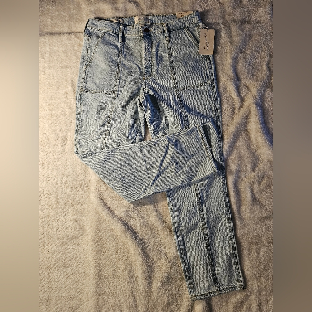 NWT Universal Thread High Rise Shtraight fitted hip& thigh 8/29R Blue Light Wash